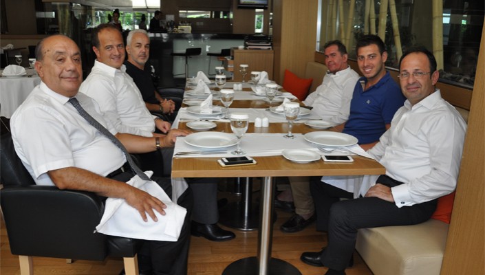 Hentbol Takımımız, Mogaz Yetkilileriyle Öğle Yemeğinde Bir Araya Geldi Hentbol Takımımız, Mogaz Yetkilileriyle Öğle Yemeğinde Bir Araya Geldi