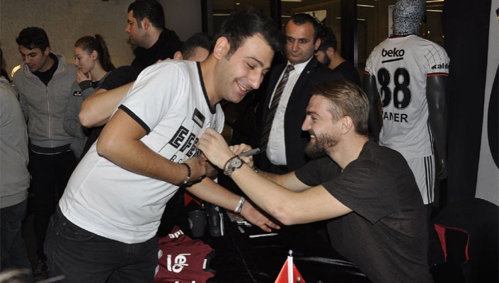 Caner Erkin, Vodafone Arena Kartal Yuvası’nda Taraftarlarımızla Buluştu Caner Erkin, Vodafone Arena Kartal Yuvası’nda Taraftarlarımızla Buluştu