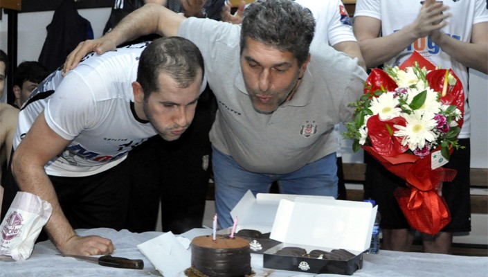 Beşiktaş Mogaz Takımımızdan İlker Şentürk ve Şenol Boyar'ın Doğum Günleri Kutlandı Beşiktaş Mogaz Takımımızdan İlker Şentürk ve Şenol Boyar'ın Doğum Günleri Kutlandı