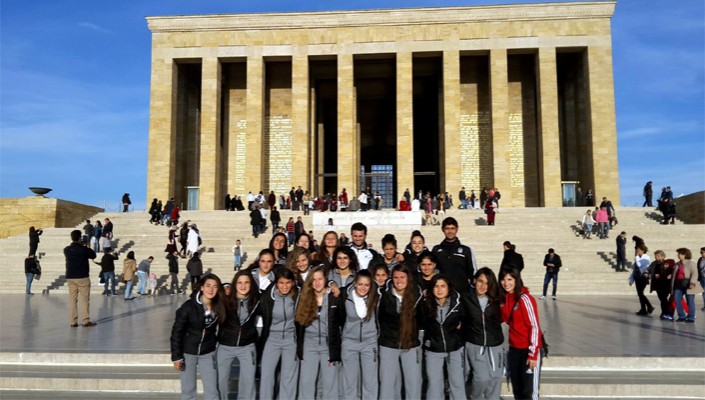 Kadın Futbol Takımımızdan Anıtkabir Ziyareti Kadın Futbol Takımımızdan Anıtkabir Ziyareti