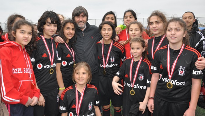 Kız Futbol Takımımız, 8 Mart Dünya Emekçi Kadınlar Günü'nü Kutladı Kız Futbol Takımımız, 8 Mart Dünya Emekçi Kadınlar Günü'nü Kutladı