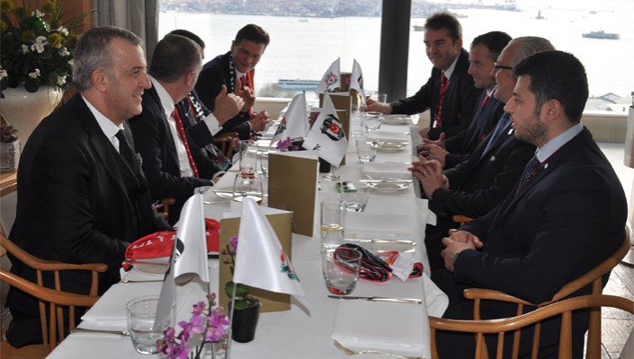 Liverpool Kulübü ve UEFA Delegesine Yemek Liverpool Kulübü ve UEFA Delegesine Yemek