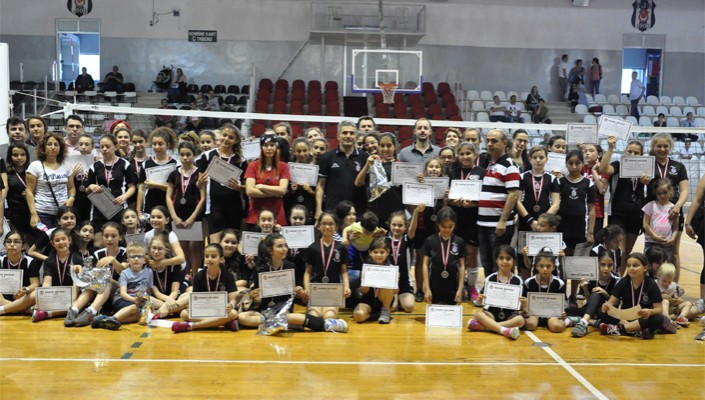 Voleybol Okullarımızın Kış Dönemi Kapanış Töreni Gerçekleştirildi Voleybol Okullarımızın Kış Dönemi Kapanış Töreni Gerçekleştirildi