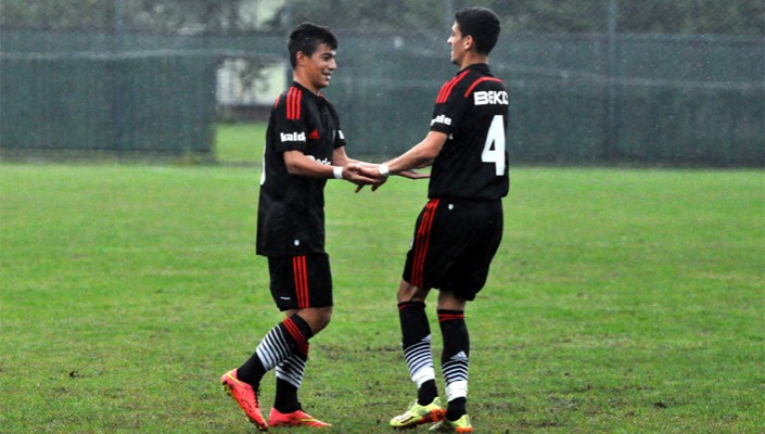 U-17 Akademi Takımı Oyuncularımız Hırslı ve İstekli Futbollarıyla Göz Dolduruyor U-17 Akademi Takımı Oyuncularımız Hırslı ve İstekli Futbollarıyla Göz Dolduruyor