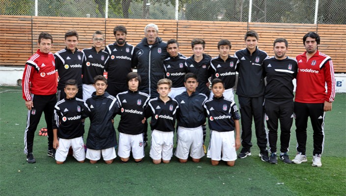 Zafer Biryol, U-14 Akademi Takımımızın Oyuncularıyla Bir Araya Geldi Zafer Biryol, U-14 Akademi Takımımızın Oyuncularıyla Bir Araya Geldi