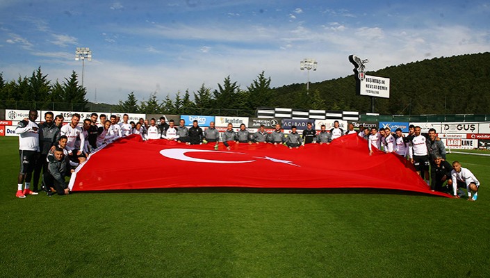 Futbol Takımımızdan 19 Mayıs Kutlaması Futbol Takımımızdan 19 Mayıs Kutlaması