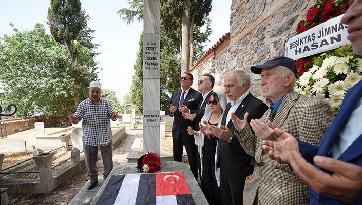 Ahmet Şerafettin Bey'i (Şeref Bey) Kabri Başında Andık Ahmet Şerafettin Bey'i (Şeref Bey) Kabri Başında Andık