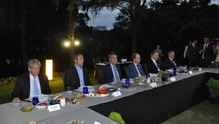 Başkanımız Fikret Orman’dan Kulüpler Birliği Vakfı Üyelerine İftar Daveti Başkanımız Fikret Orman’dan Kulüpler Birliği Vakfı Üyelerine İftar Daveti