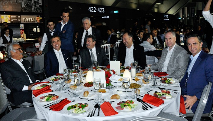 Beşiktaş Ailesi Vodafone Park’ta İftar Yemeğinde Buluştu Beşiktaş Ailesi Vodafone Park’ta İftar Yemeğinde Buluştu