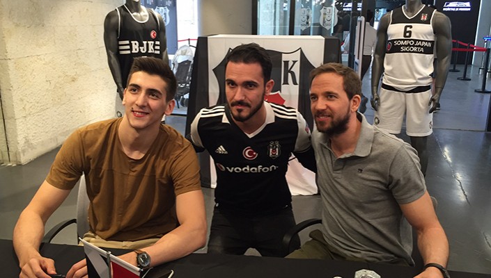 Potanın Kartalları Vodafone Arena Kartal Yuvası’nda Taraftarlarımızla İmza Gününde Buluştu Potanın Kartalları Vodafone Arena Kartal Yuvası’nda Taraftarlarımızla İmza Gününde Buluştu