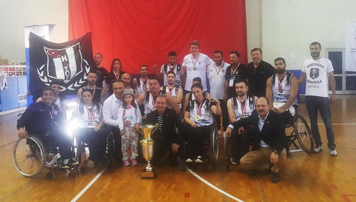 Beşiktaş RMK Marine Törenle Şampiyonluk Kupasını Aldı Beşiktaş RMK Marine Törenle Şampiyonluk Kupasını Aldı