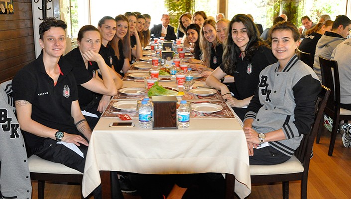 Kadın Voleybol Takımımıza Bursa Beşiktaşlılar Derneği'nden Kutlama Yemeği Kadın Voleybol Takımımıza Bursa Beşiktaşlılar Derneği'nden Kutlama Yemeği