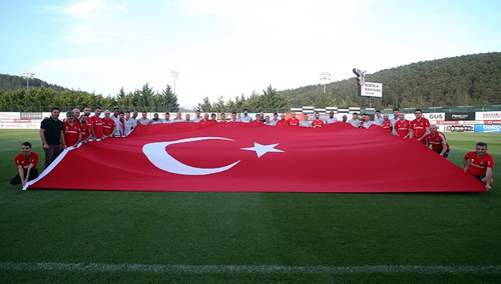 Futbol Takımımızdan 19 Mayıs Atatürk’ü Anma Gençlik ve Spor Bayramı Kutlaması Futbol Takımımızdan 19 Mayıs Atatürk’ü Anma Gençlik ve Spor Bayramı Kutlaması