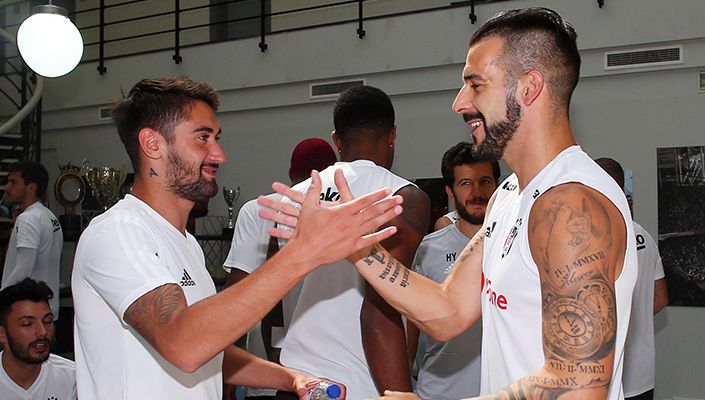 Alvaro Negredo’nun Doğum Günü Kutlandı Alvaro Negredo’nun Doğum Günü Kutlandı