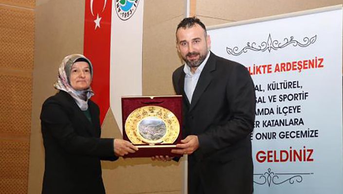 Ardeşen Belediyesi’nden Hentbolcumuz Ramazan Döne’ye Ödül Ardeşen Belediyesi’nden Hentbolcumuz Ramazan Döne’ye Ödül