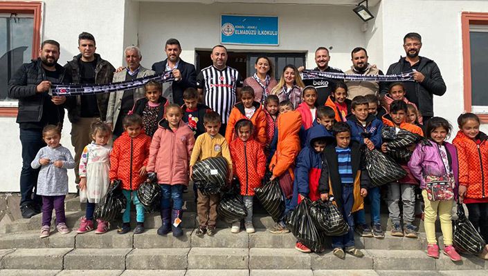Arnavutköy Beşiktaşlılar Derneği’nden Bingöllü Öğrencilere Giysi Yardımı Arnavutköy Beşiktaşlılar Derneği’nden Bingöllü Öğrencilere Giysi Yardımı