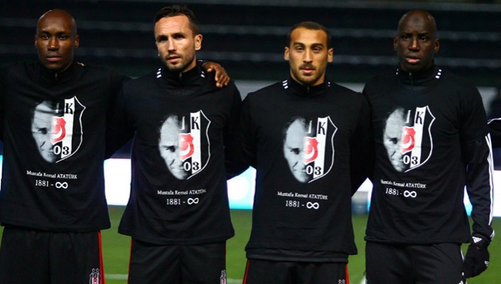 Futbolcularımız Maç Öncesi Atatürk Anısına Hazırlanan Tişörtlerle Isındı Futbolcularımız Maç Öncesi Atatürk Anısına Hazırlanan Tişörtlerle Isındı