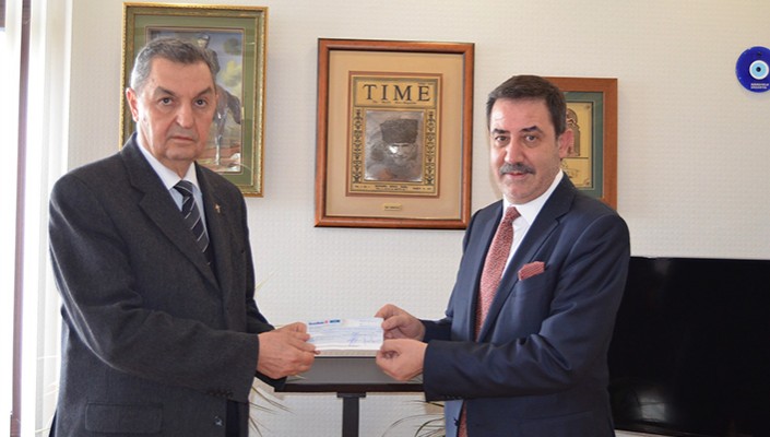 As Başkanımız Deniz Atalay, Mehmetçik Vakfı Genel Müdürü Yaşar Bal’a Bağış Çekini Teslim Etti As Başkanımız Deniz Atalay, Mehmetçik Vakfı Genel Müdürü Yaşar Bal’a Bağış Çekini Teslim Etti
