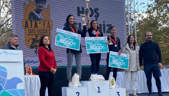 Atletizm Takımımızın Sporcusu Ezgi Kaya, Ata'ya Saygı Koşusunda Birinci Oldu Atletizm Takımımızın Sporcusu Ezgi Kaya, Ata'ya Saygı Koşusunda Birinci Oldu