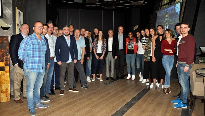 Kadın Basketbol Takımımız Sezon Sonu Yemeğinde Bir Araya Geldi Kadın Basketbol Takımımız Sezon Sonu Yemeğinde Bir Araya Geldi