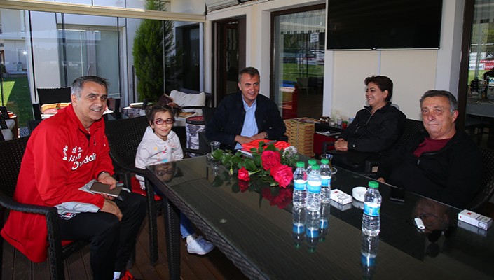 Şehit Uzman Çavuş Engin Üstün’ün Kızı ve Eşinden Futbol Takımımıza Ziyaret Şehit Uzman Çavuş Engin Üstün’ün Kızı ve Eşinden Futbol Takımımıza Ziyaret