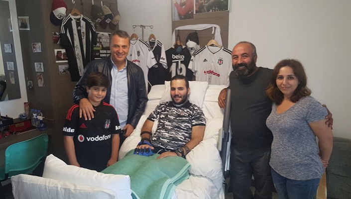 Başkanımız Fikret Orman, Taraftarımız Ahmet Emre Çavuş’u Ziyaret Etti Başkanımız Fikret Orman, Taraftarımız Ahmet Emre Çavuş’u Ziyaret Etti