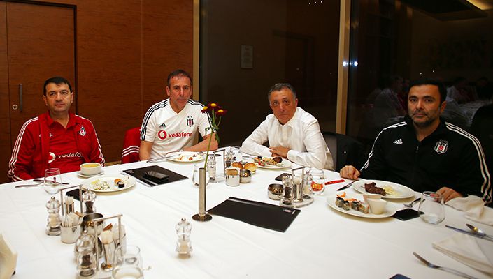Başkanımız Ahmet Nur Çebi, Antalya’da Futbol Takımımızla Buluştu Başkanımız Ahmet Nur Çebi, Antalya’da Futbol Takımımızla Buluştu