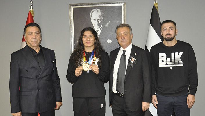 Başkanımız Ahmet Nur Çebi, Dünya Şampiyonu Güreşçimiz Nesrin Baş’ı Ödüllendirdi Başkanımız Ahmet Nur Çebi, Dünya Şampiyonu Güreşçimiz Nesrin Baş’ı Ödüllendirdi