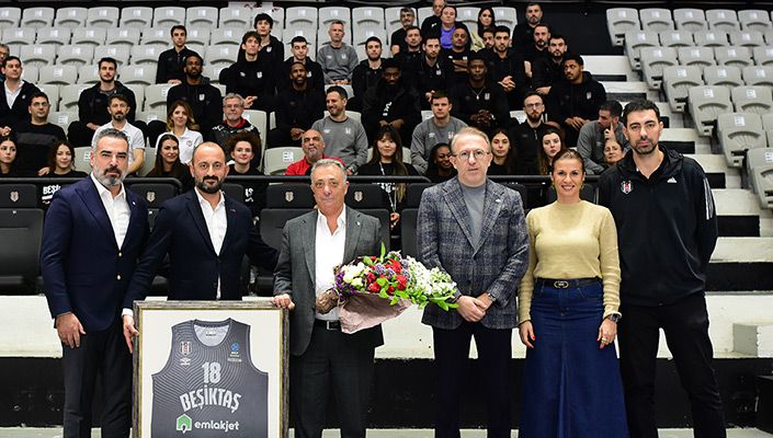 Başkanımız Ahmet Nur Çebi, Kadın ve Erkek Basketbol Takımlarımızla Buluştu Başkanımız Ahmet Nur Çebi, Kadın ve Erkek Basketbol Takımlarımızla Buluştu