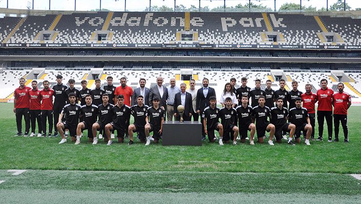 Başkanımız Ahmet Nur Çebi, Şampiyon U-17 Akademi Takımımızla Bir Araya Geldi Başkanımız Ahmet Nur Çebi, Şampiyon U-17 Akademi Takımımızla Bir Araya Geldi