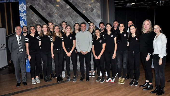 Başkanımız Fikret Orman, Kadın Voleybol Takımımız ve 1903 Dolmabahçe Grubu Üyeleriyle Buluştu Başkanımız Fikret Orman, Kadın Voleybol Takımımız ve 1903 Dolmabahçe Grubu Üyeleriyle Buluştu
