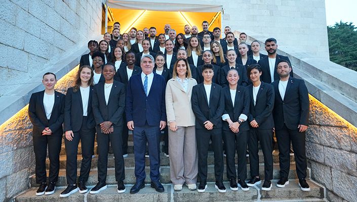 Başkanımız Serdal Adalı, Beşiktaş United Payment Kadın Futbol Takımımızla İftarda Buluştu Başkanımız Serdal Adalı, Beşiktaş United Payment Kadın Futbol Takımımızla İftarda Buluştu