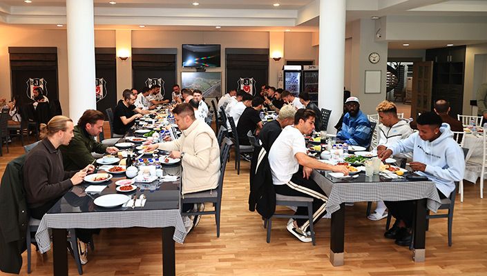 Başkanımız Serdal Adalı, Futbol A Takımımızla Bayramlaştı Başkanımız Serdal Adalı, Futbol A Takımımızla Bayramlaştı