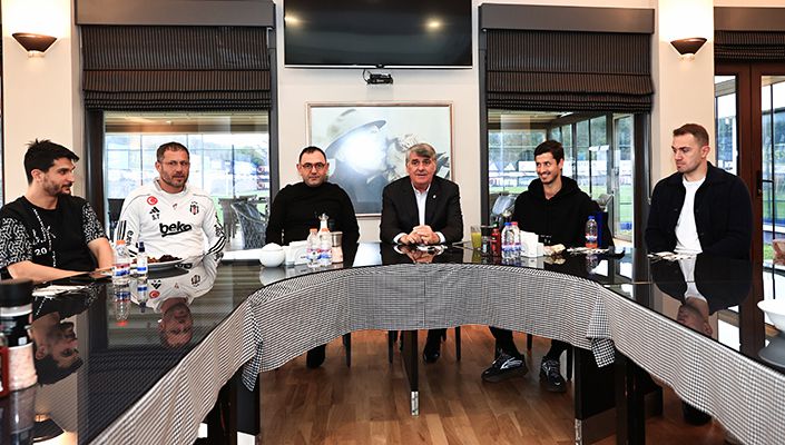 Başkanımız Serdal Adalı, Futbol A Takımımızla Buluştu Başkanımız Serdal Adalı, Futbol A Takımımızla Buluştu
