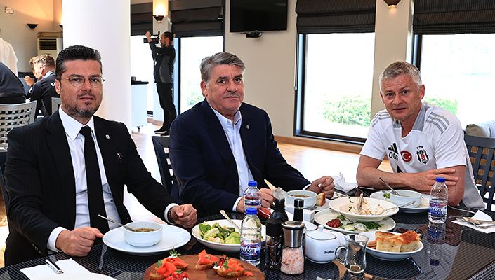 Başkanımız Serdal Adalı, Futbol A Takımımızla Buluştu Başkanımız Serdal Adalı, Futbol A Takımımızla Buluştu