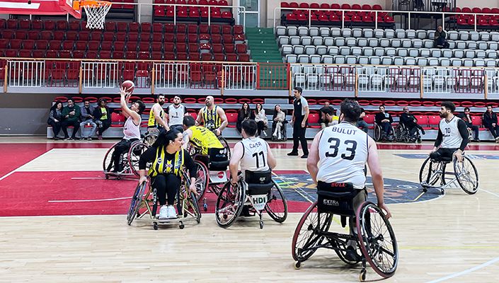 Beşiktaş:70 Fenerbahçe Göksel Çelik:61 Beşiktaş:70 Fenerbahçe Göksel Çelik:61