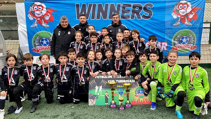 Beşiktaş Artaş U-10 Takımımız, Futbolun Gelecek Yıldızları Turnuvası’nda Namağlup Şampiyon Oldu Beşiktaş Artaş U-10 Takımımız, Futbolun Gelecek Yıldızları Turnuvası’nda Namağlup Şampiyon Oldu