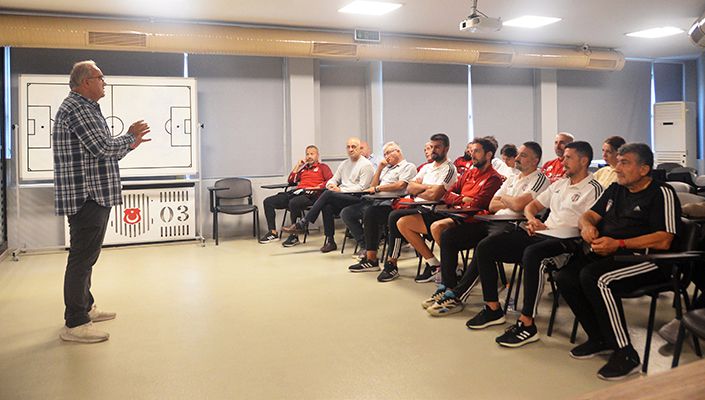 Beşiktaş Futbol Akademisi Teknik Ekibi ile Sporcularına Dopingle Mücadele Eğitimi Beşiktaş Futbol Akademisi Teknik Ekibi ile Sporcularına Dopingle Mücadele Eğitimi