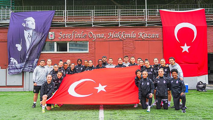 Beşiktaş Moka United Kadın Futbol Takımımızdan 23 Nisan Kutlaması Beşiktaş Moka United Kadın Futbol Takımımızdan 23 Nisan Kutlaması