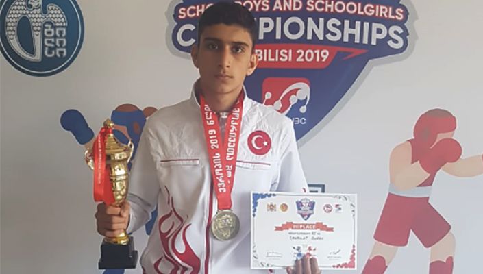 Boksörümüz Burak Canpolat, Avrupa Üçüncüsü Oldu Boksörümüz Burak Canpolat, Avrupa Üçüncüsü Oldu