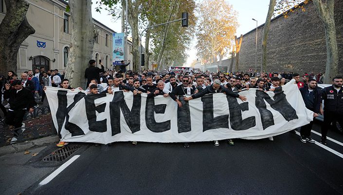 Büyük Beşiktaş Taraftarından Birlik Beraberlik Yürüyüşü Büyük Beşiktaş Taraftarından Birlik Beraberlik Yürüyüşü