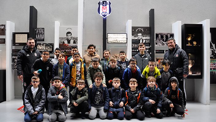 Çorlu Futbol Okulumuzun Öğrencilerinden Beşiktaş JK Müzesi’ne Ziyaret Çorlu Futbol Okulumuzun Öğrencilerinden Beşiktaş JK Müzesi’ne Ziyaret