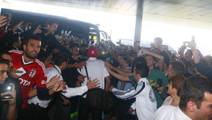 Beşiktaşımıza Edremit'te Coşkulu Karşılama Beşiktaşımıza Edremit'te Coşkulu Karşılama