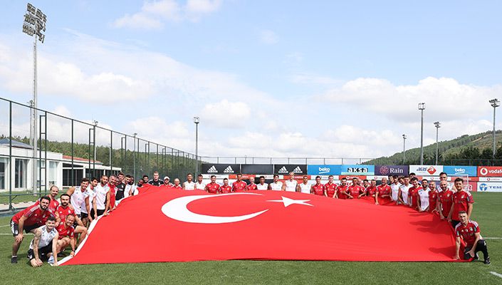 Futbol A Takımımızdan 30 Ağustos Zafer Bayramı Kutlaması Futbol A Takımımızdan 30 Ağustos Zafer Bayramı Kutlaması