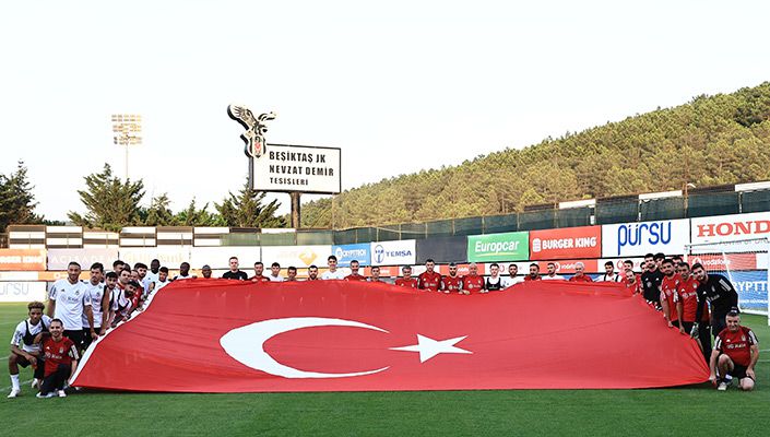 Futbol A Takımımızdan 30 Ağustos Zafer Bayramı Kutlaması Futbol A Takımımızdan 30 Ağustos Zafer Bayramı Kutlaması