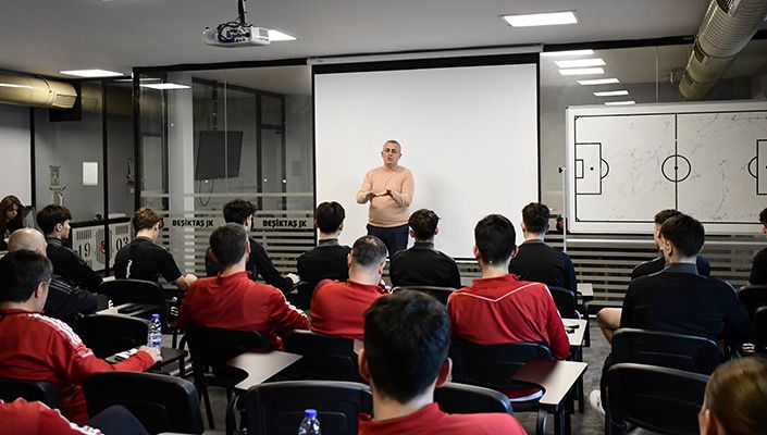 Futbol Akademimizin Teknik Ekibi ve Sporcuları ‘TFF Hakem ve Değişen Oyun Kuralları’ Eğitimi Aldı Futbol Akademimizin Teknik Ekibi ve Sporcuları ‘TFF Hakem ve Değişen Oyun Kuralları’ Eğitimi Aldı