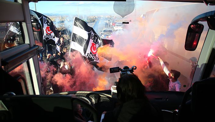 Futbol Takımımıza Malatya’da Coşkulu Karşılama Futbol Takımımıza Malatya’da Coşkulu Karşılama