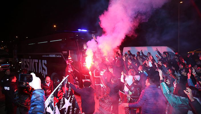 Futbol Takımımıza Ümraniye’de Coşkulu Karşılama Futbol Takımımıza Ümraniye’de Coşkulu Karşılama