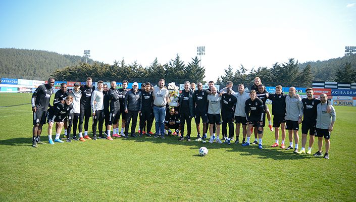 Futbol Takımımızdan 14 Mart Tıp Bayramı Kutlaması Futbol Takımımızdan 14 Mart Tıp Bayramı Kutlaması