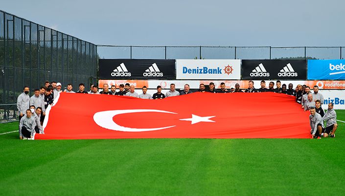 Futbol Takımımızdan Cumhuriyet Bayramı Kutlaması Futbol Takımımızdan Cumhuriyet Bayramı Kutlaması